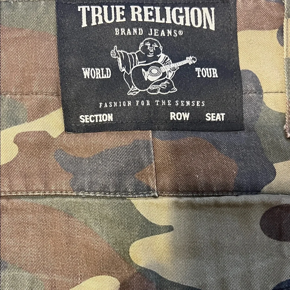 TRUE RELIGION CAMO CARGO SHORTS SIZE 34